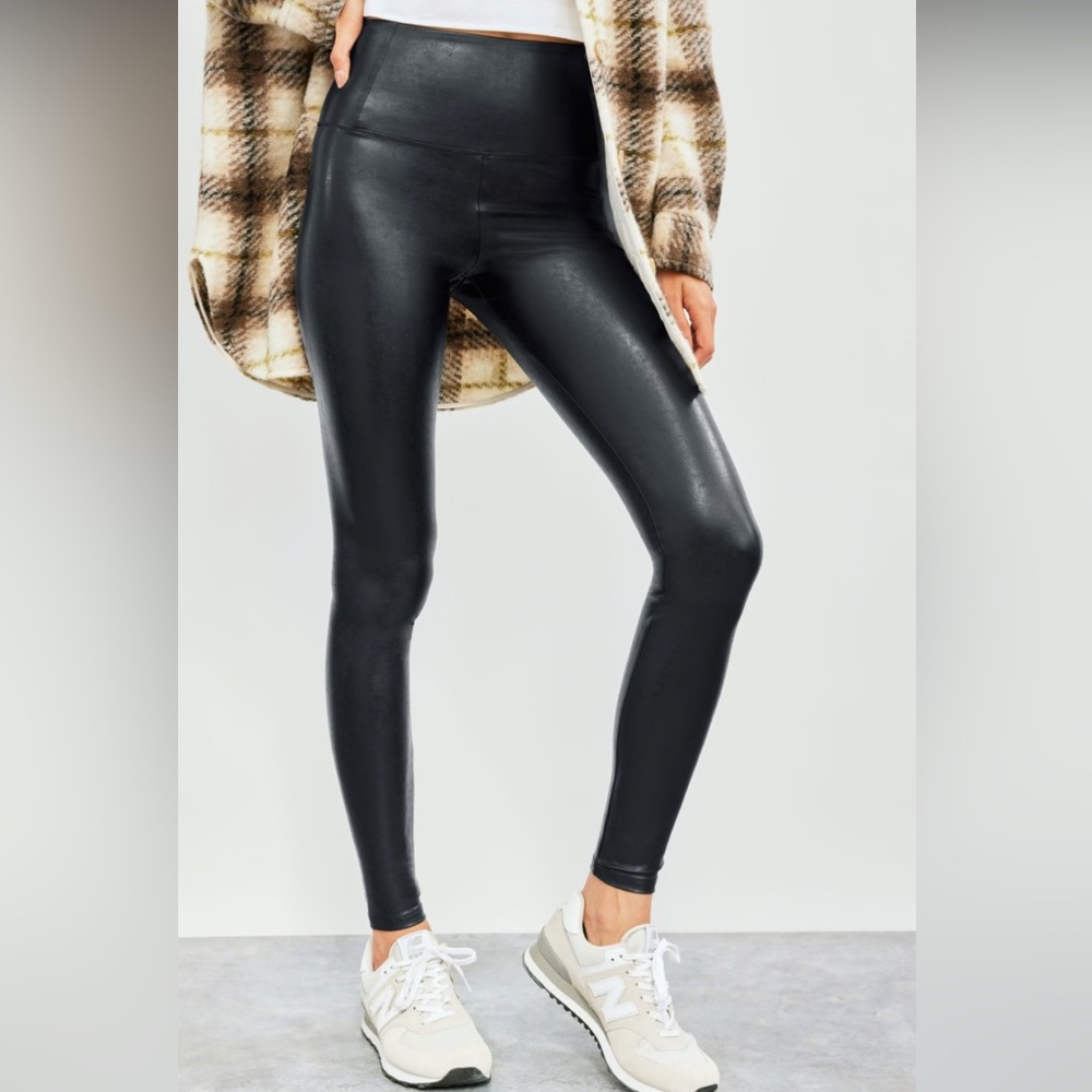 Wilfred Daria Vegan Leather Leggings in black